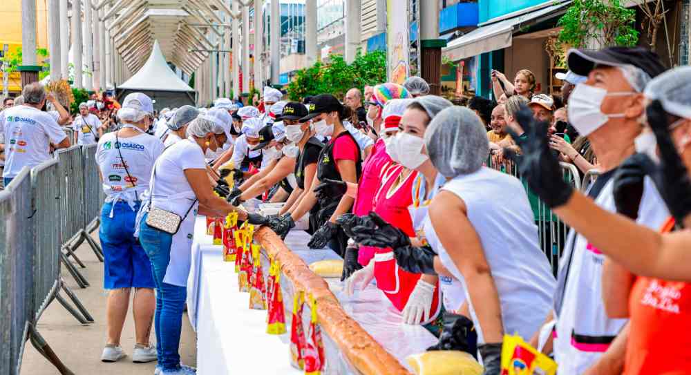 fernanda-cazarini-9-1 Osasco celebra 64 anos com recorde do cachorro-quente gigante